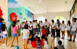 Jóvenes de Puerto Vallarta realizan servicio social en comunidades