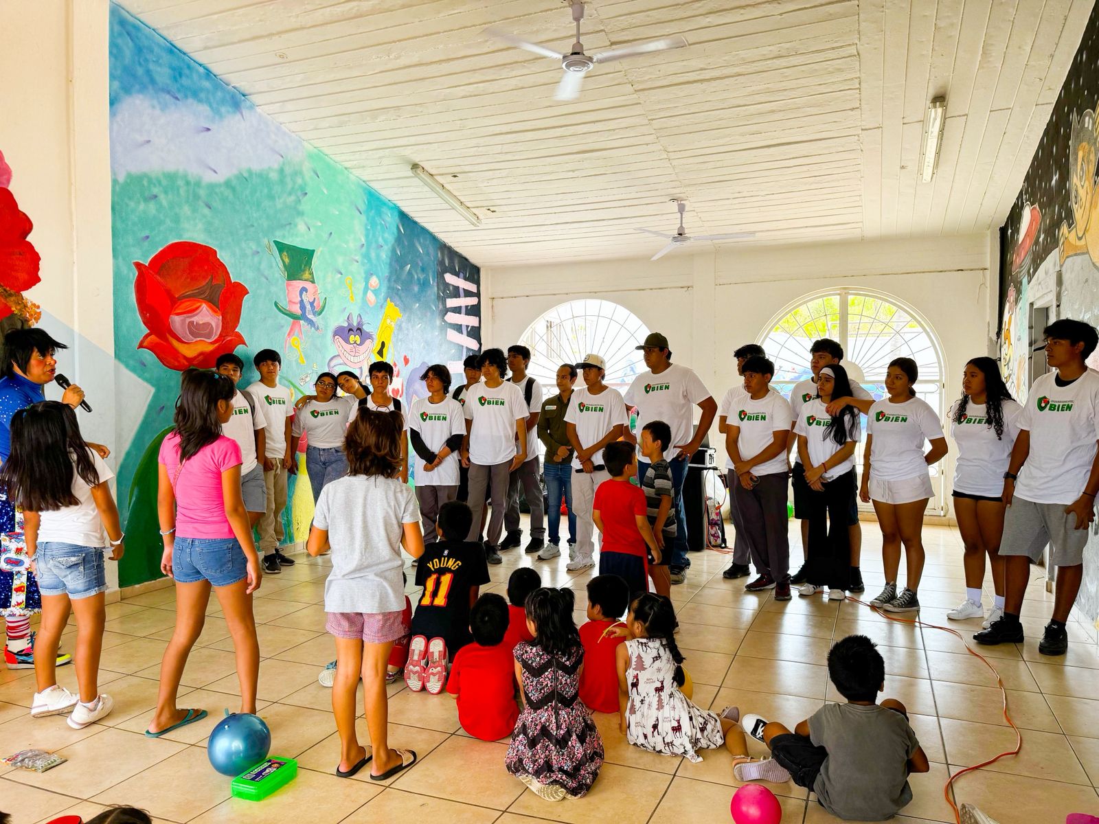 Jóvenes de Puerto Vallarta realizan servicio social en comunidades