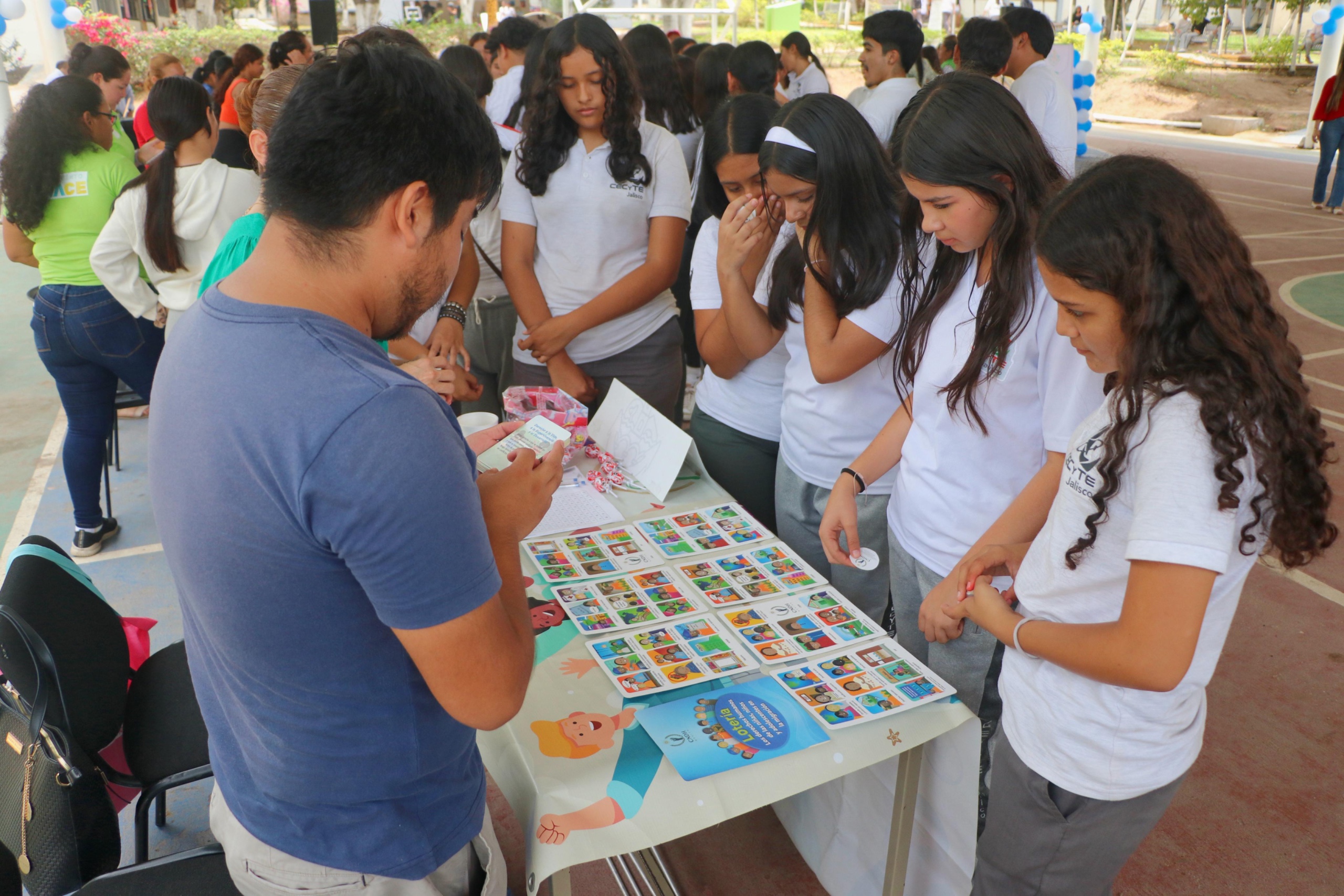 Jóvenes participan en Feria de la Salud en CECyTEJ Vallarta
