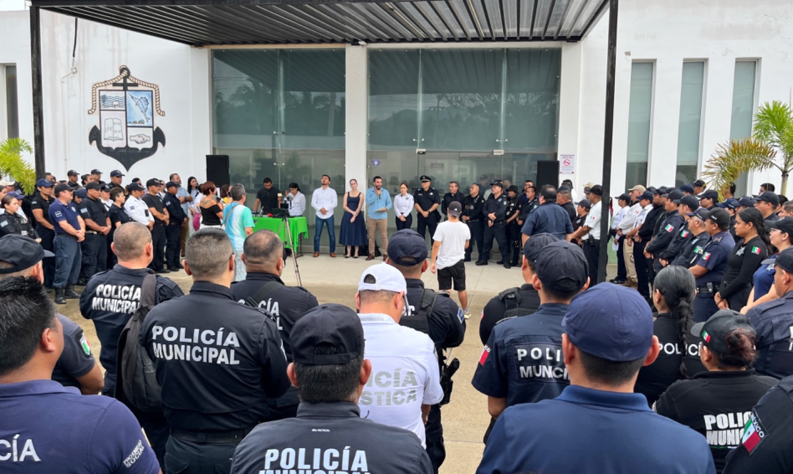 El presidente municipal de Puerto Vallarta, Luis Munguía, anunció que cerca de 200 elementos de la Policía Municipal pasarán de nómina eventual a la nómina general del Ayuntamiento.