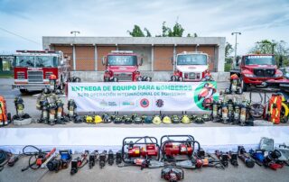 Puerto Vallarta recibe donación de equipo para Bomberos