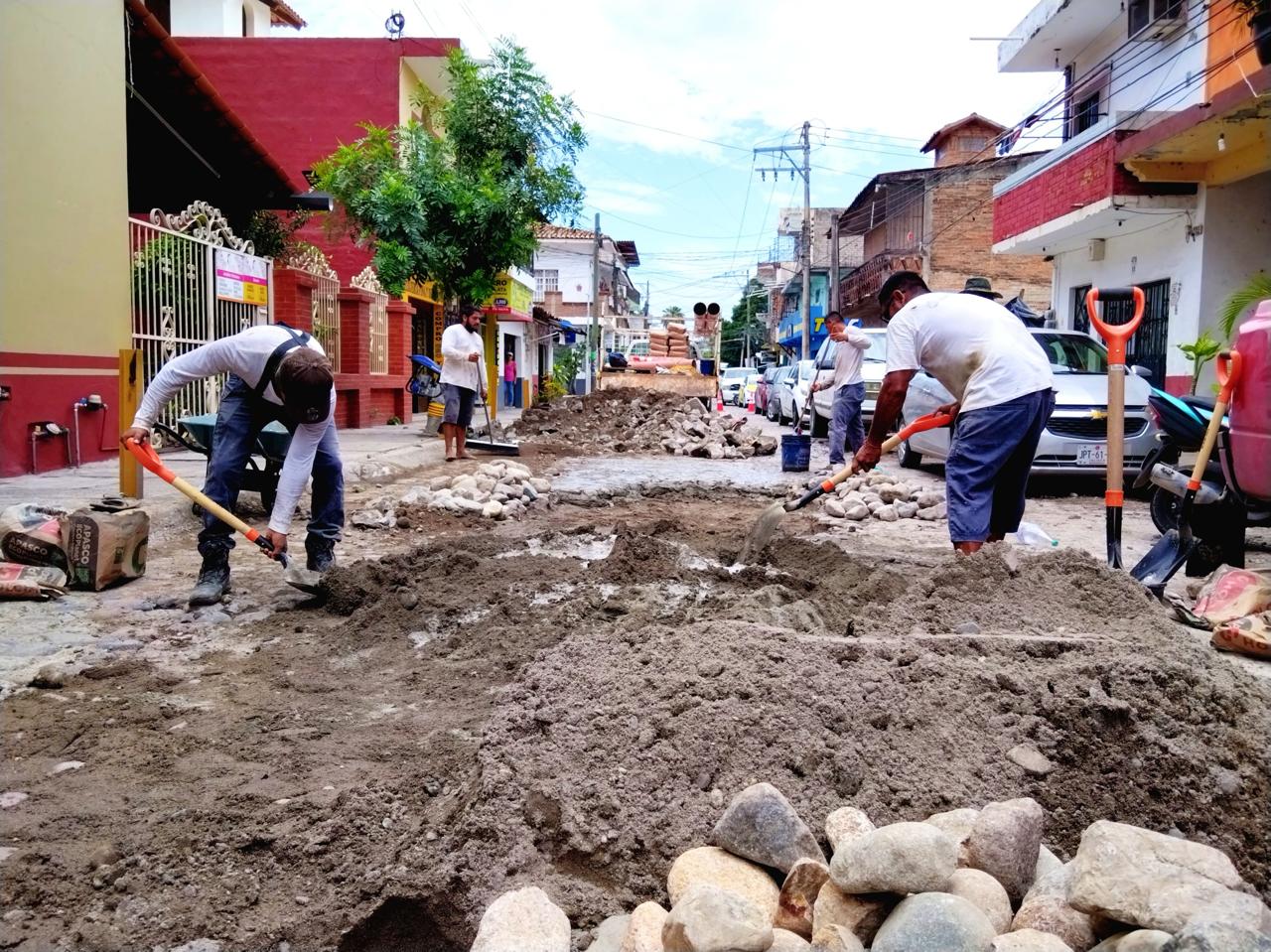 SEAPAL Vallarta repara socavón por colapso de tubería sanitaria