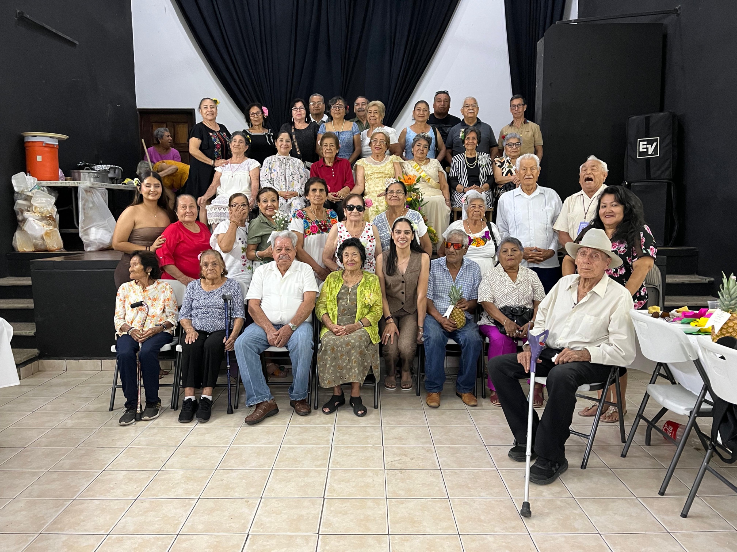 Celebra DIF aniversarios de adultos mayores