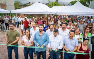 Vecinas y vecinos de Brisas del Pacífico participaron en la inauguración del nuevo puente vehicular sobre la calle China, una obra que mejora la conectividad y el tránsito en esta colonia de Puerto Vallarta.