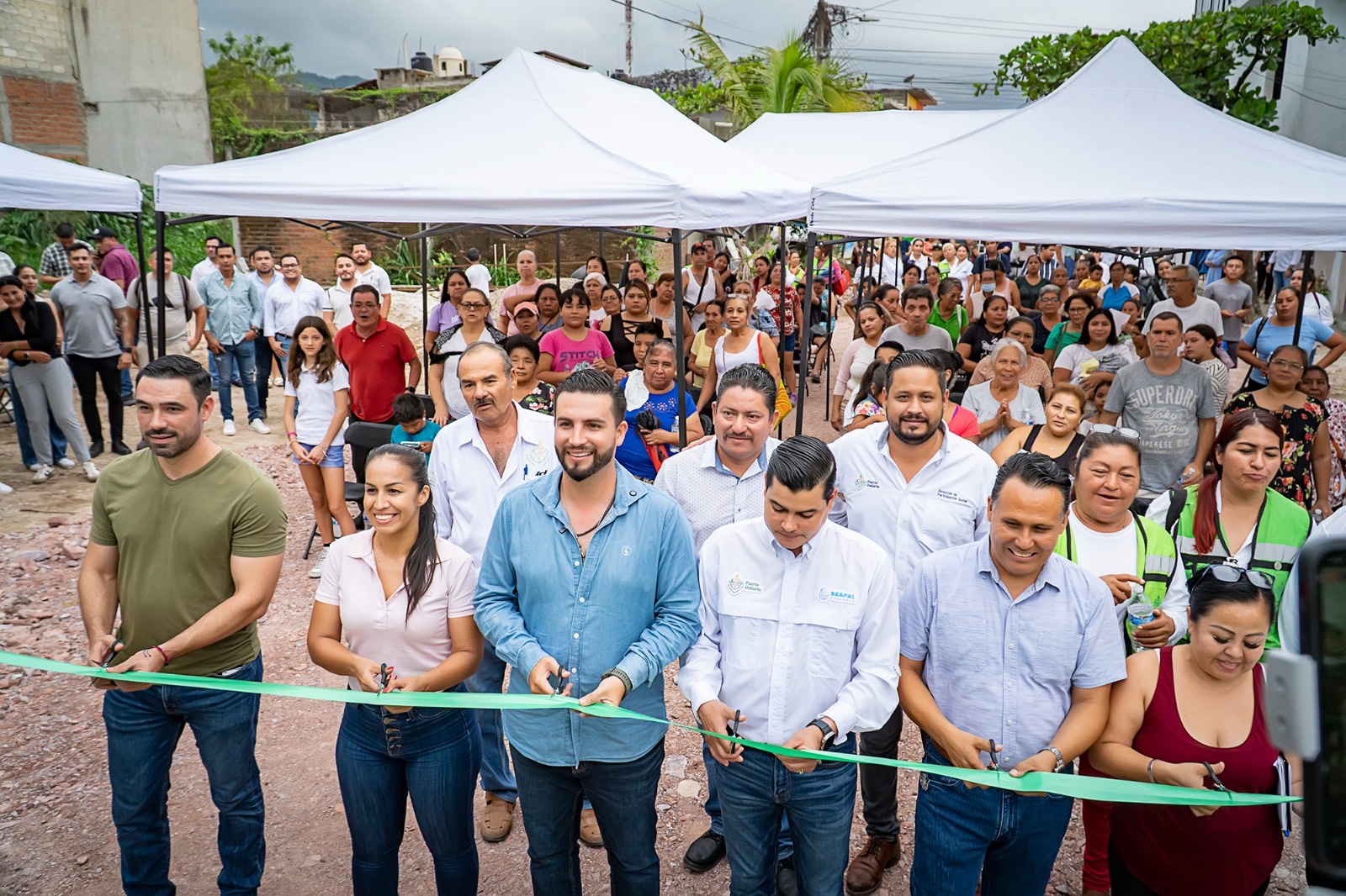 Vecinas y vecinos de Brisas del Pacífico participaron en la inauguración del nuevo puente vehicular sobre la calle China, una obra que mejora la conectividad y el tránsito en esta colonia de Puerto Vallarta.